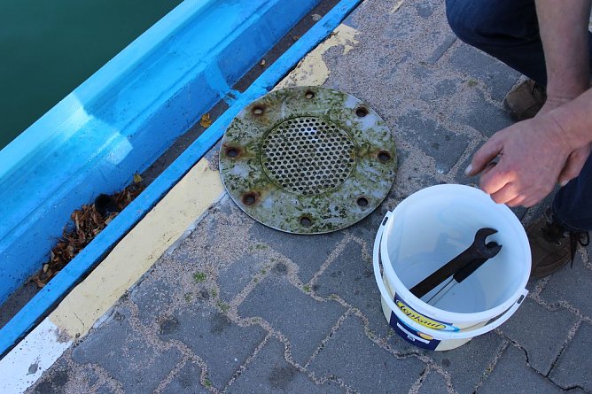 Taucher im Schwimmbad im Einsatz (Foto: Karl-Heinz Herrmann) Taucher im Schwimmbad im Einsatz (Foto: Karl-Heinz Herrmann)