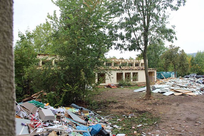 Mit Abriss wird begonnen (Foto: Karl-Heinz Herrmann)