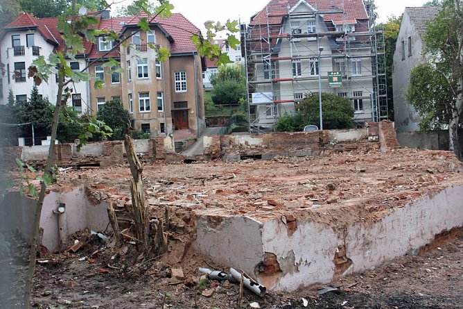 Mit Abriss wird begonnen (Foto: Karl-Heinz Herrmann)