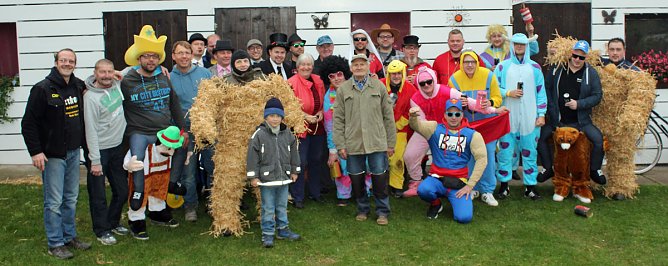Eine Tradition wird weitergegeben (Foto: Karl-Heinz Herrmann) Eine Tradition wird weitergegeben (Foto: Karl-Heinz Herrmann)