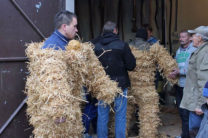 Eine Tradition wird weitergegeben (Foto: Karl-Heinz Herrmann) Eine Tradition wird weitergegeben (Foto: Karl-Heinz Herrmann)