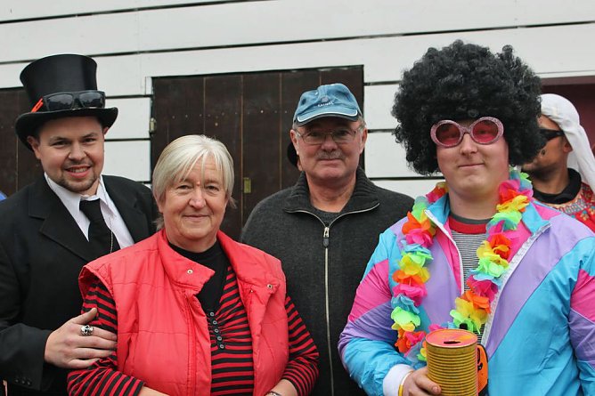 Eine Tradition wird weitergegeben (Foto: Karl-Heinz Herrmann) Eine Tradition wird weitergegeben (Foto: Karl-Heinz Herrmann)