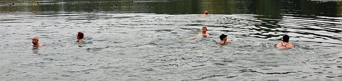 K&uuml;hles Abbaden am Bebrer Teich! (Foto: Karl-Heinz Herrmann)