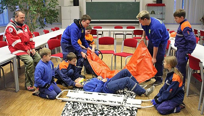 Ausbildung in erster Hilfe (Foto: Karl-Heinz Herrmann) Ausbildung in erster Hilfe (Foto: Karl-Heinz Herrmann)