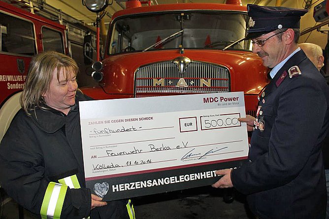 Spende f&uuml;r die Jugendfeuerwehr Berka (Foto: Karl-Heinz Herrmann)