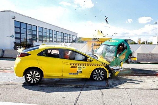 Beim Zusammensto&szlig; Civic gegen Smart nimmt der Civic einen erheblichen Teil der Aufprallenergie des Smart auf. (Foto: ADAC)