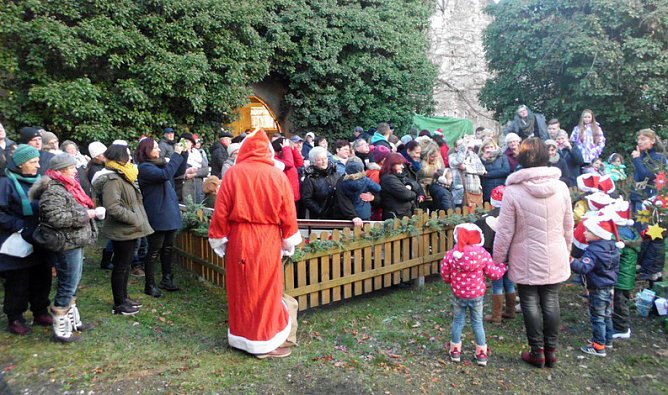 Weihnachtsstimmung an der Oberkirche (Foto: Förderverein Oberkirche) Weihnachtsstimmung an der Oberkirche (Foto: Förderverein Oberkirche)