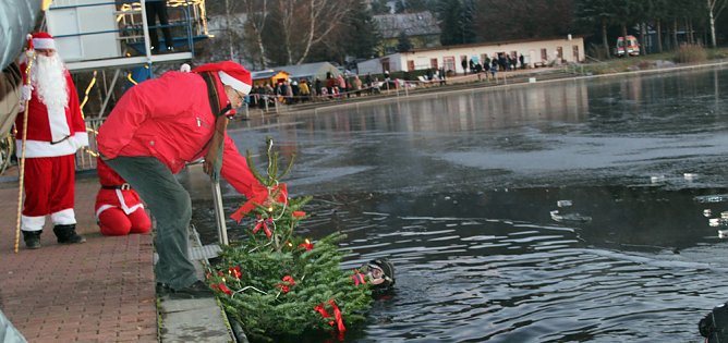 Massenansturm zum Weihnachtstauchen (Foto: Karl-Heinz Herrmann)