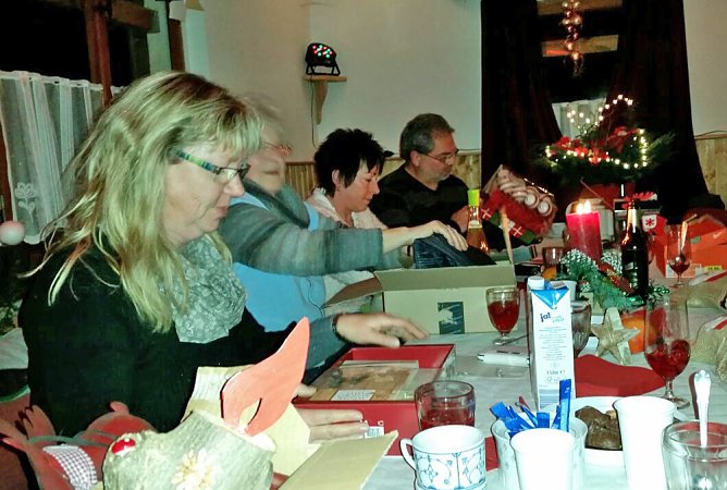 Weihnachtsfeier auf dem Hundeplatz (Foto: Privat) Weihnachtsfeier auf dem Hundeplatz (Foto: Privat)