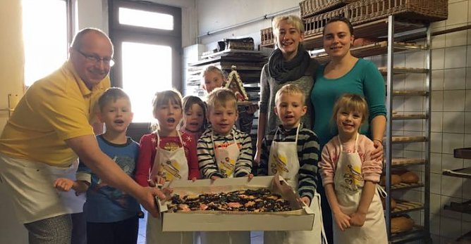 B&auml;cker Hartmann b&auml;ckt mit Kindern (Foto: Kita Arche Noah)