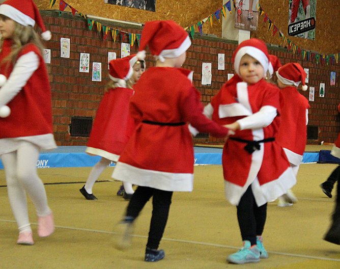 Start des Weihnachtsturnens (Foto: Karl-Heinz Herrmann)