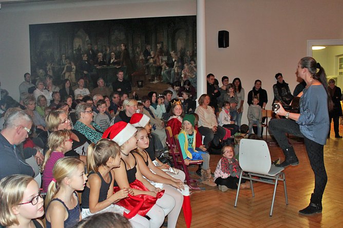 Begeisternde Weihnachtsfeier in der Schule (Foto: Karl-Heinz Herrmann)