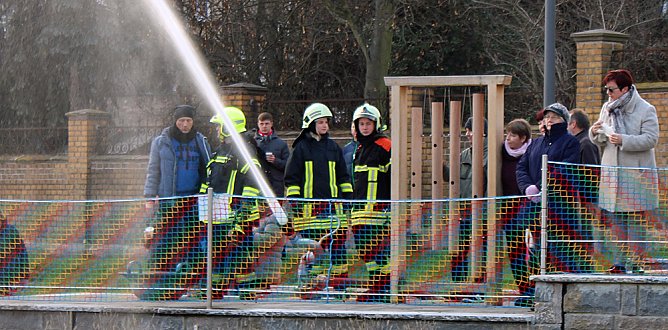 Besuchermagnet Eisbaden (Foto: Karl-Heinz Herrmann)