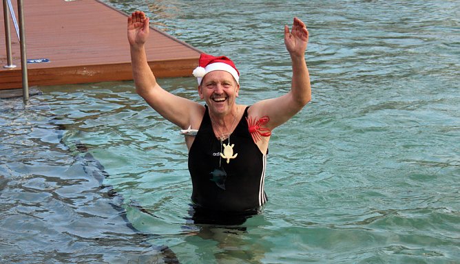 Besuchermagnet Eisbaden (Foto: Karl-Heinz Herrmann)