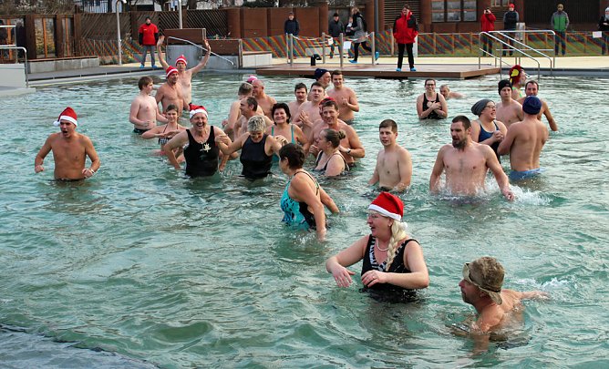 Besuchermagnet Eisbaden (Foto: Karl-Heinz Herrmann)