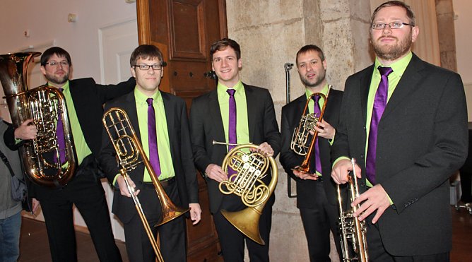 Ansturm auf Noten mit Dip (Foto: Karl-Heinz Herrmann)