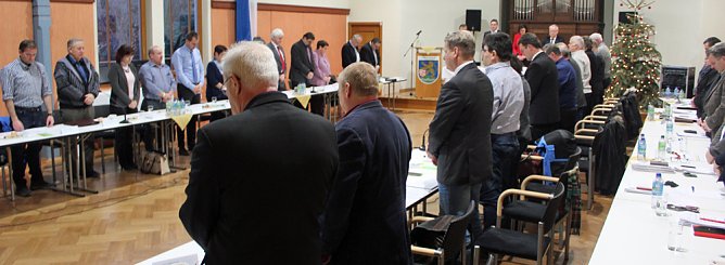 Gedenkminute im Kreistag (Foto: Karl-Heinz Herrmann) Gedenkminute im Kreistag (Foto: Karl-Heinz Herrmann)