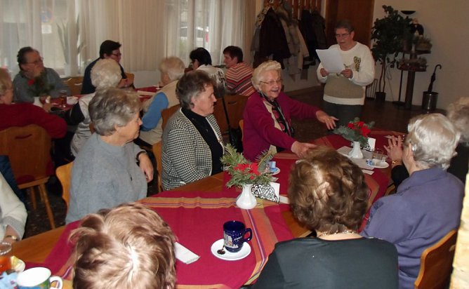 Kaffeetafel mit Geburtstagskindern im WB 4 (Foto: Thomas Leipold)