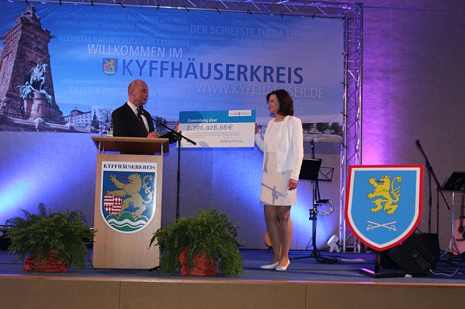 Mit Millionen im Gepäck (Foto: Karl-Heinz Herrmann) Mit Millionen im Gepäck (Foto: Karl-Heinz Herrmann)