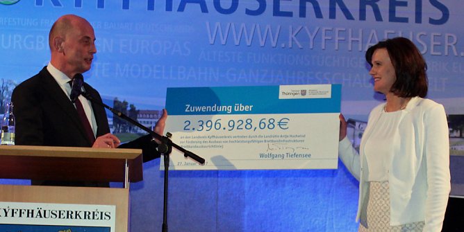 Mit Millionen im Gepäck (Foto: Karl-Heinz Herrmann) Mit Millionen im Gepäck (Foto: Karl-Heinz Herrmann)