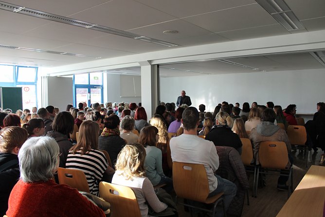 Ansturm bei der Östertalschule (Foto: Karl-Heinz Herrmann) Ansturm bei der Östertalschule (Foto: Karl-Heinz Herrmann)