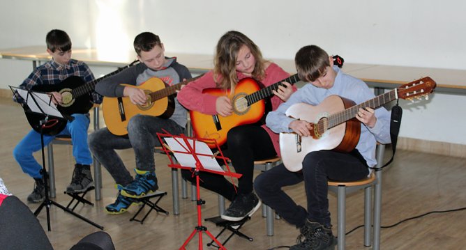 Ansturm bei der Östertalschule (Foto: Karl-Heinz Herrmann) Ansturm bei der Östertalschule (Foto: Karl-Heinz Herrmann)