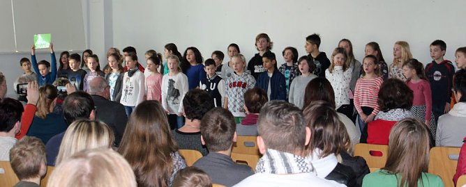Ansturm bei der Östertalschule (Foto: Karl-Heinz Herrmann) Ansturm bei der Östertalschule (Foto: Karl-Heinz Herrmann)