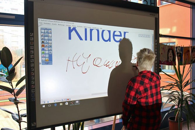 Ansturm bei der Östertalschule (Foto: Karl-Heinz Herrmann) Ansturm bei der Östertalschule (Foto: Karl-Heinz Herrmann)
