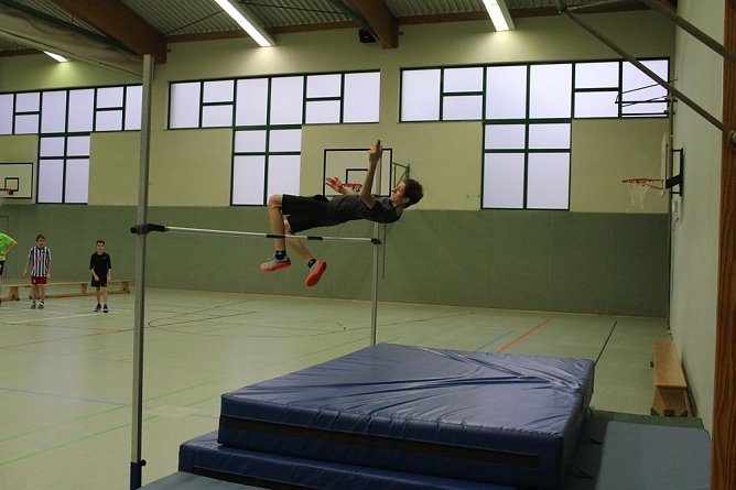 Hochsprung mit Musik (Foto: Karl-Heinz Herrmann)