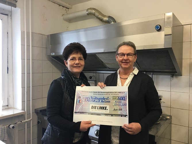 &Uuml;ber einen Scheck in H&ouml;he von 600,00 � vom Verein der Bundestagsfraktion DIE LINKE konnten sich am heutigen Tage die Mitarbeiter der TALISA Suppenk&uuml;che in Artern freuen. (Foto: TALISA e.V.)