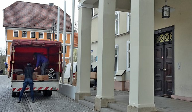 Betriebsamkeit vor und im Rathaus (Foto: Karl-Heinz Herrmann)