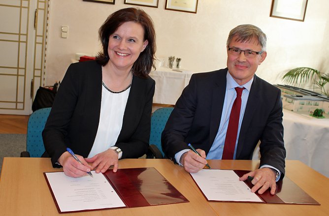 Vertrag f&uuml;r Franzbergschule unterzeichnet (Foto: Karl-Heinz Herrmann)