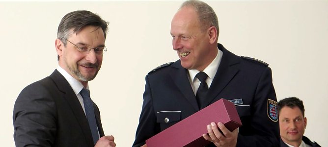 Offiziell von Staatssekret&auml;r G&ouml;tze in sein neues Amt eingef&uuml;hrt: Detlev Schum (rechts) (Foto: nnz)