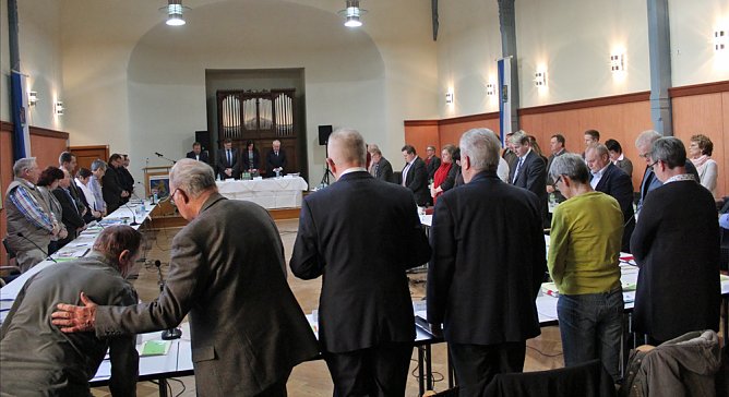 Gedenkminute im Kreistag (Foto: Karl-Heinz Herrmann) Gedenkminute im Kreistag (Foto: Karl-Heinz Herrmann)