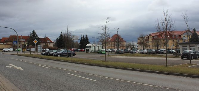 Der besondere Blick auf den REWE-Markt am Busbahnhof (Foto: Karl-Heinz Herrmann) Der besondere Blick auf den REWE-Markt am Busbahnhof (Foto: Karl-Heinz Herrmann)