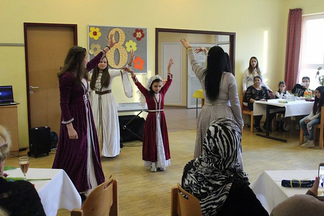 Eine Blume zum Frauentag (Foto: Karl-Heinz Herrmann) Eine Blume zum Frauentag (Foto: Karl-Heinz Herrmann)