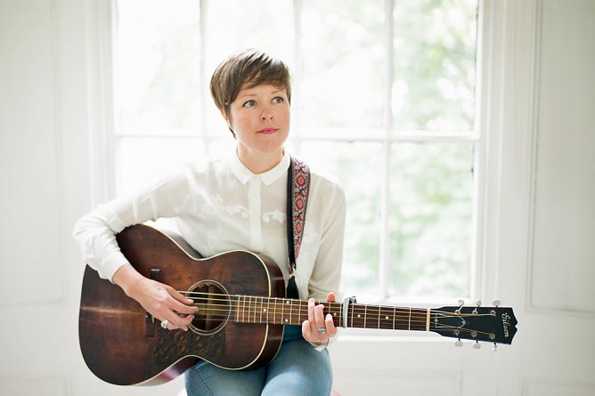 EMILY BARKER und ihre Band... (Foto: K&uuml;nstler)