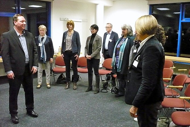 Wie wir Atmung und Stimme erfolgreich einsetzen (Foto: Karl-Heinz Herrmann) Wie wir Atmung und Stimme erfolgreich einsetzen (Foto: Karl-Heinz Herrmann)