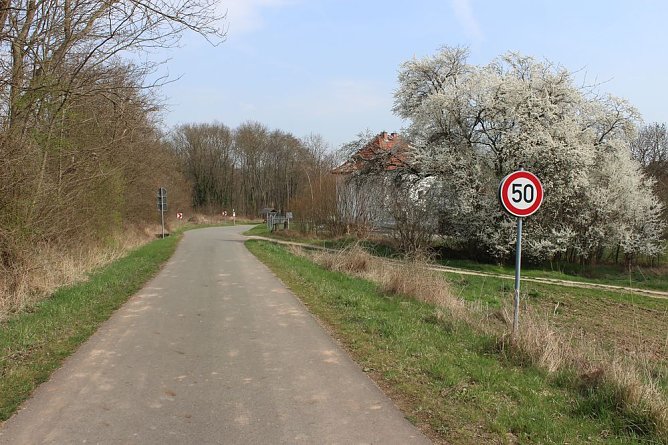 Mit 100 km/h über den Unstrut-Werra-Radweg? (Foto: Karl-Heinz Herrmann) Mit 100 km/h über den Unstrut-Werra-Radweg? (Foto: Karl-Heinz Herrmann)