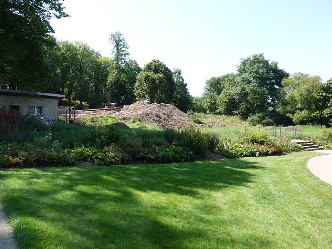 Schuttkegel im Schlosspark (Foto: Karl-Heinz Herrmann)