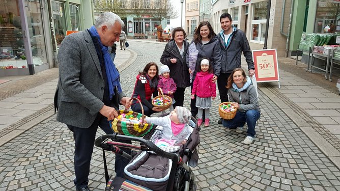 Landrätin und Bundestagskandidat mit Osterüberraschungen (Foto: SPD Sondershausen) Landrätin und Bundestagskandidat mit Osterüberraschungen (Foto: SPD Sondershausen)