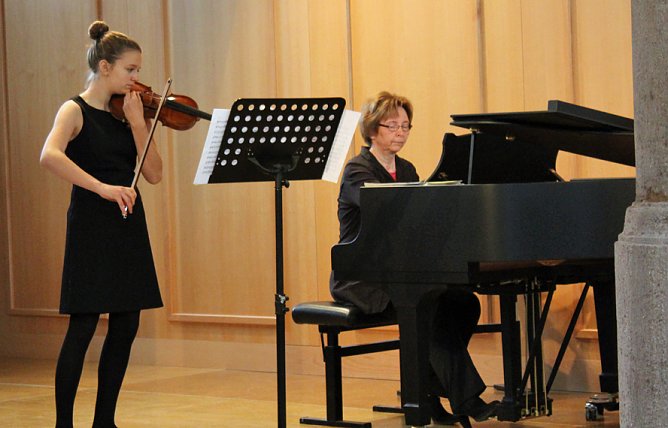 Junger Geiger bei Noten mit Dip (Foto: Karl-Heinz Herrmann)