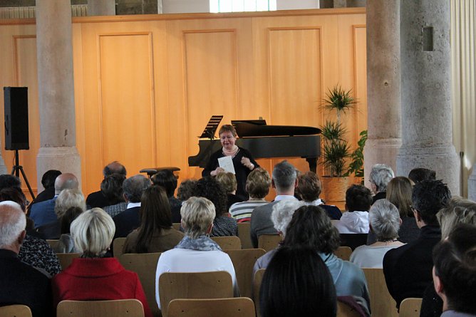 Junger Geiger bei Noten mit Dip (Foto: Karl-Heinz Herrmann)