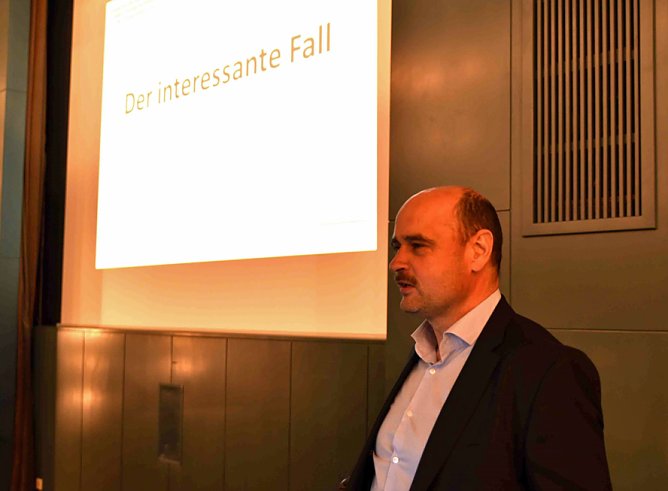 Die Spurensuche der DRK Ärzte (Foto: Jörg Ropers) Die Spurensuche der DRK Ärzte (Foto: Jörg Ropers)