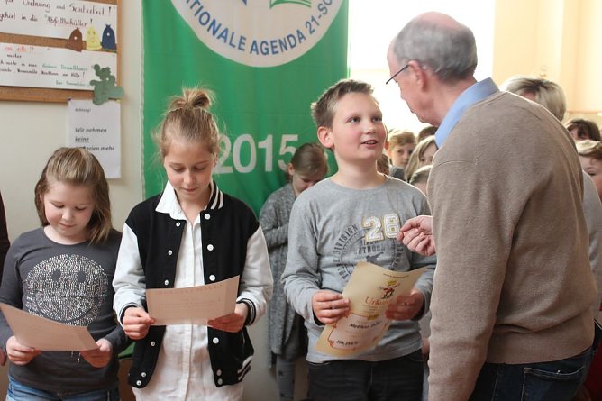 Wir vertreten die Schule beim Lesewettbewerb (Foto: Karl-Heinz Herrmann) Wir vertreten die Schule beim Lesewettbewerb (Foto: Karl-Heinz Herrmann)