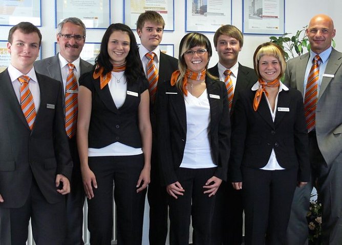 Vorstand und Azubis (Foto: Volksbank)