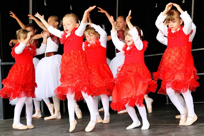 Tänzerinnen wieder dabei (Foto: Günter Herting) Tänzerinnen wieder dabei (Foto: Günter Herting)