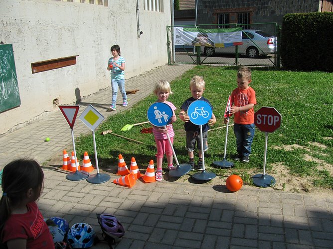 Kita &uuml;bte Stra&szlig;enverkehr (Foto: Bernd M&uuml;ller)
