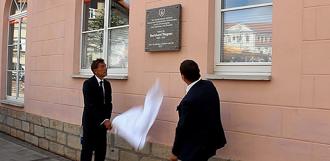 Ehrentafel f&uuml;r Bernhard Wagner enth&uuml;llt (Foto: Karl-Heinz Herrmann)
