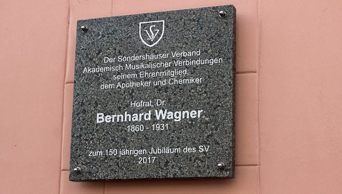 Ehrentafel f&uuml;r Bernhard Wagner enth&uuml;llt (Foto: Karl-Heinz Herrmann)